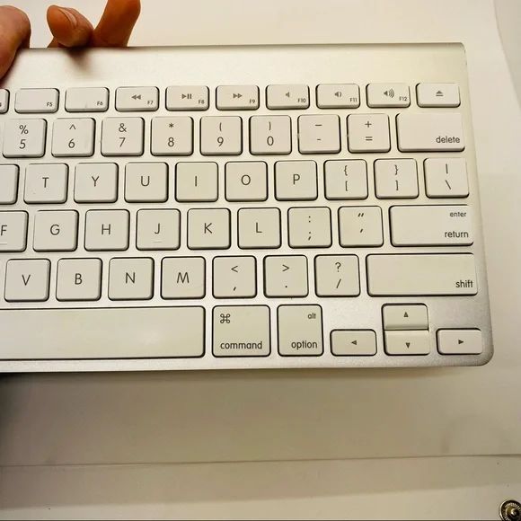 Apple Wireless Keyboard A1314 Battery Powered. Connect via Bluetooth. EUC - Picture 4 of 8